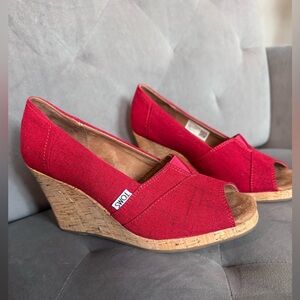 New no box or tags TOMS Classic Wedge Sandal Women's size 7 red cork open toe